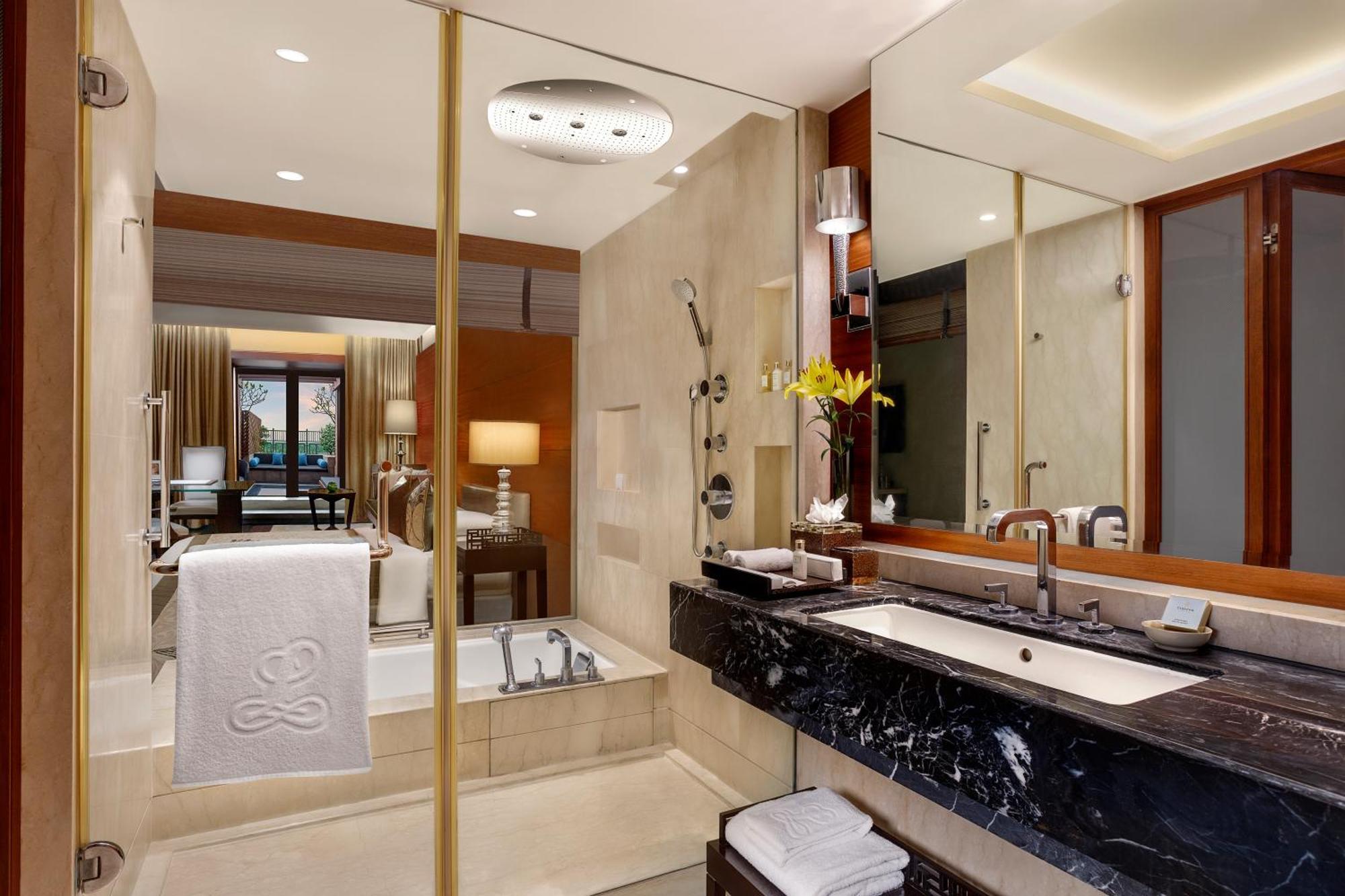 The Leela Ambience Gurugram Hotel & Residences - The Luxury Urban Sanctuary Gurgaon Exteriör bild Bathroom