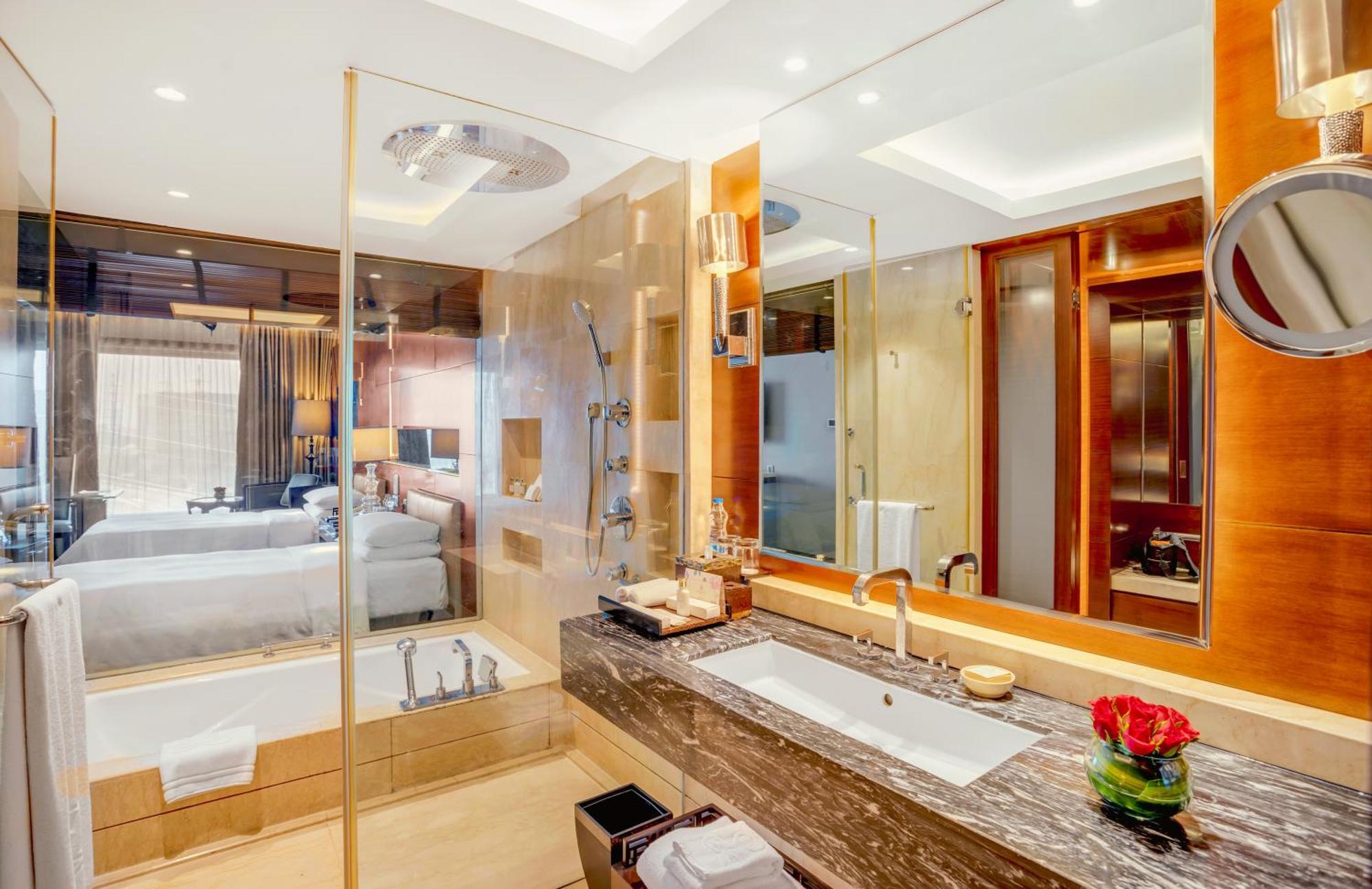 The Leela Ambience Gurugram Hotel & Residences - The Luxury Urban Sanctuary Gurgaon Exteriör bild Bathroom