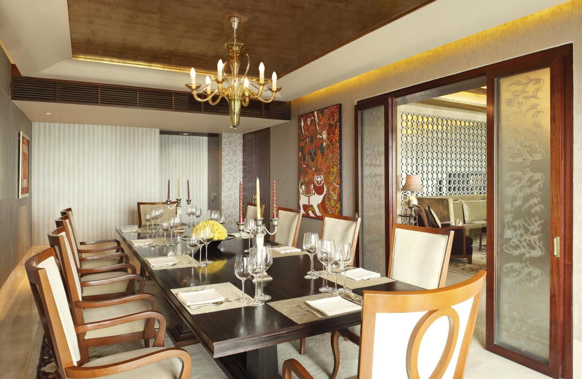 The Leela Ambience Gurugram Hotel & Residences - The Luxury Urban Sanctuary Gurgaon Exteriör bild A dining room