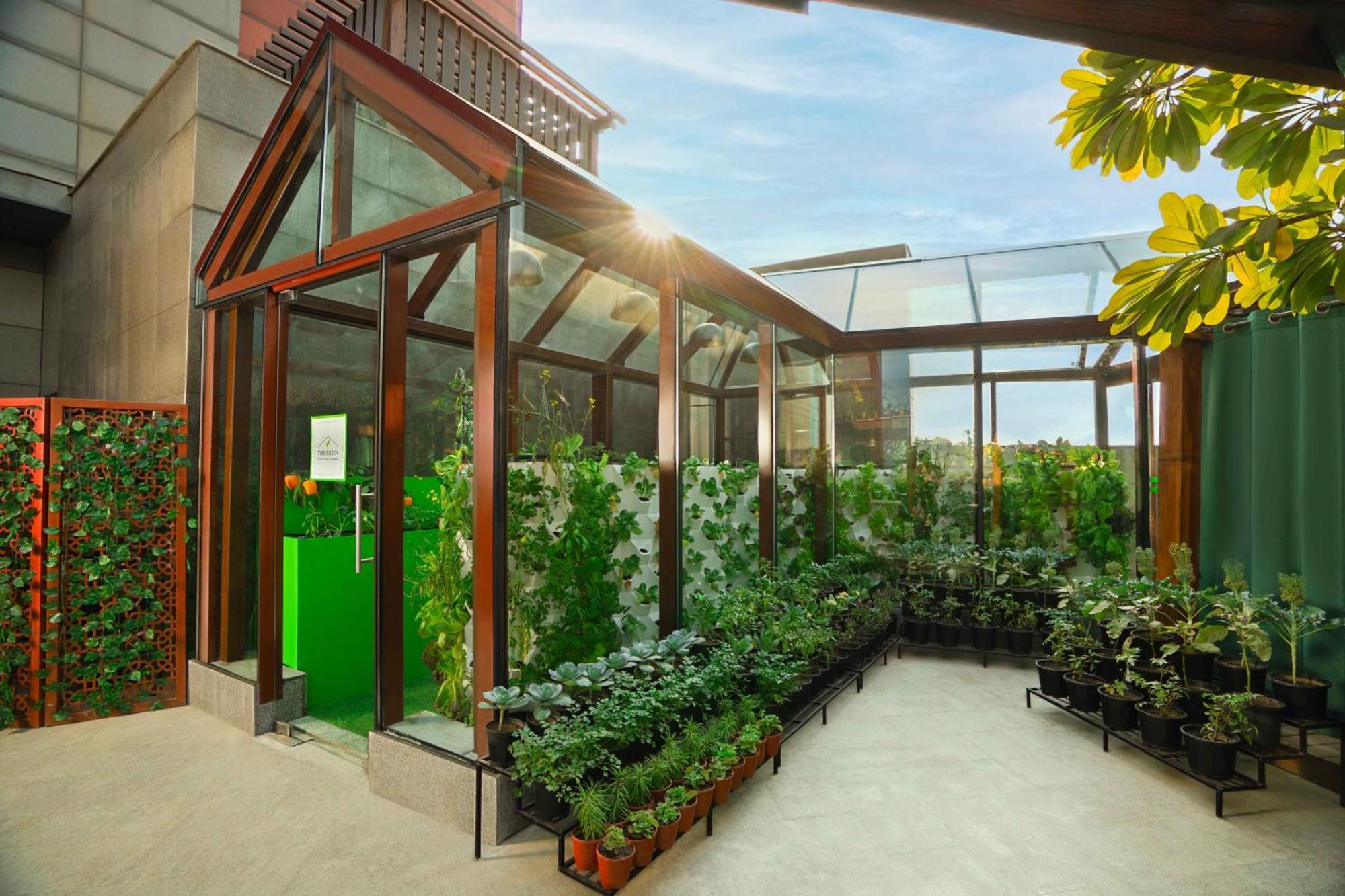 The Leela Ambience Gurugram Hotel & Residences - The Luxury Urban Sanctuary Gurgaon Exteriör bild The rooftop greenhouse