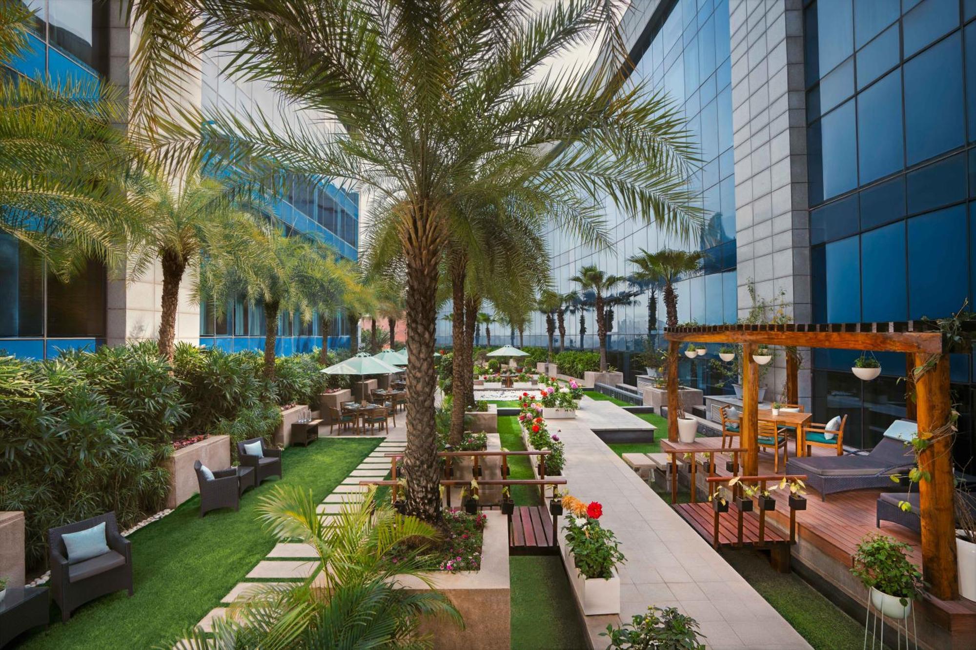 The Leela Ambience Gurugram Hotel & Residences - The Luxury Urban Sanctuary Gurgaon Exteriör bild The Park, Hyderabad