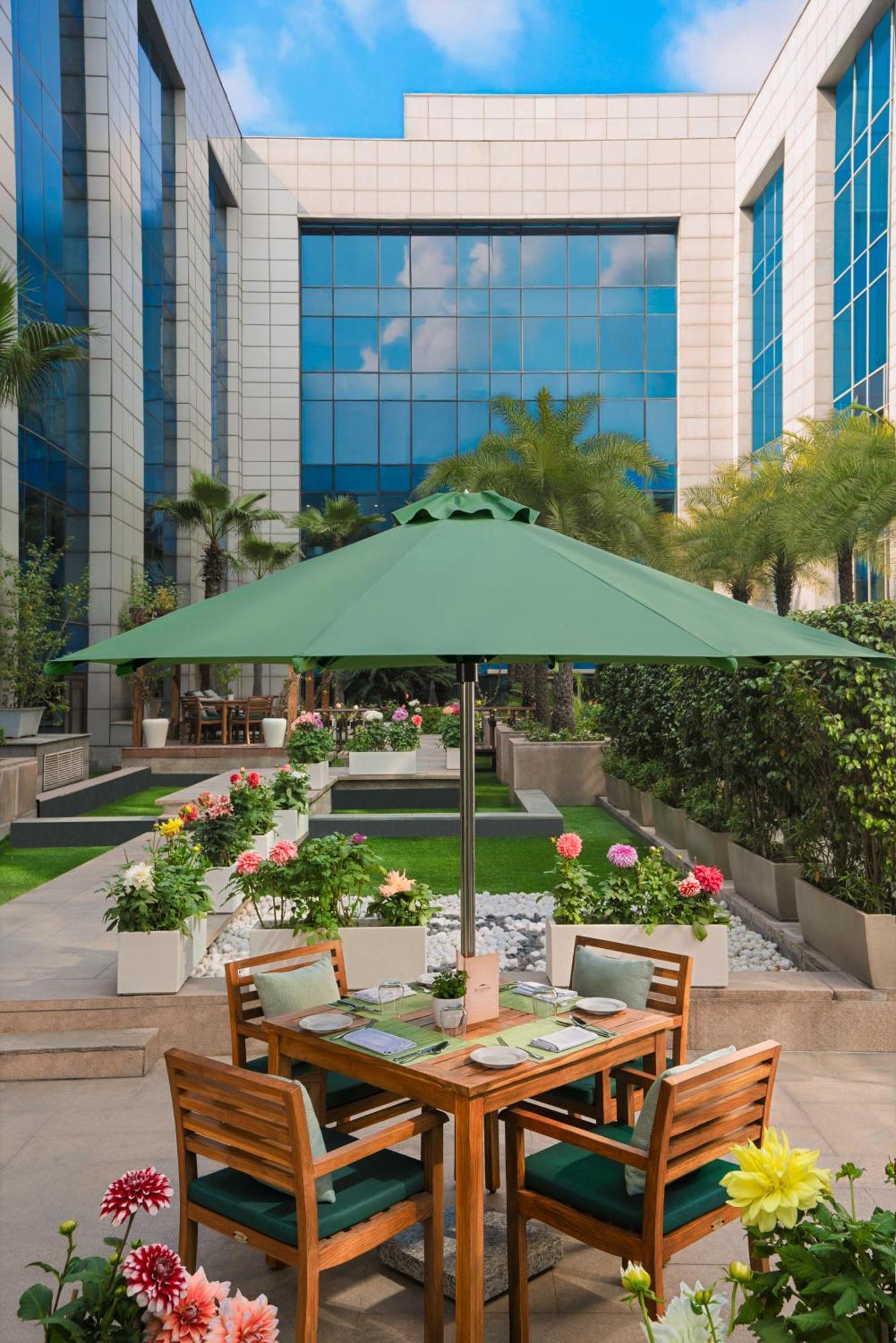 The Leela Ambience Gurugram Hotel & Residences - The Luxury Urban Sanctuary Gurgaon Exteriör bild A patio umbrella