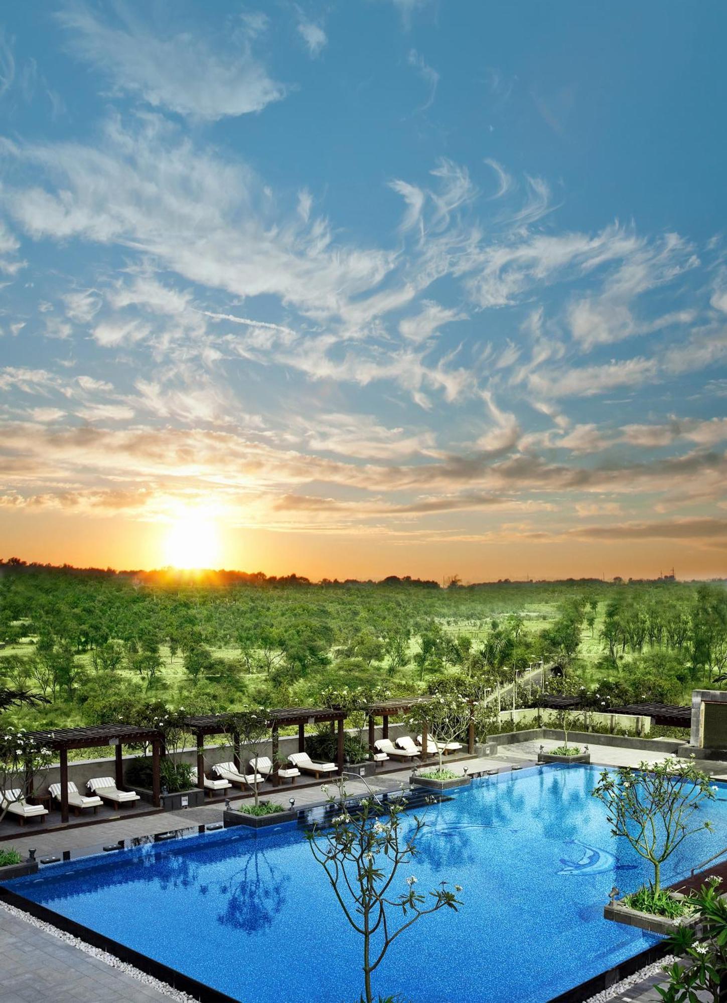 The Leela Ambience Gurugram Hotel & Residences - The Luxury Urban Sanctuary Gurgaon Exteriör bild Sunset at the vineyard