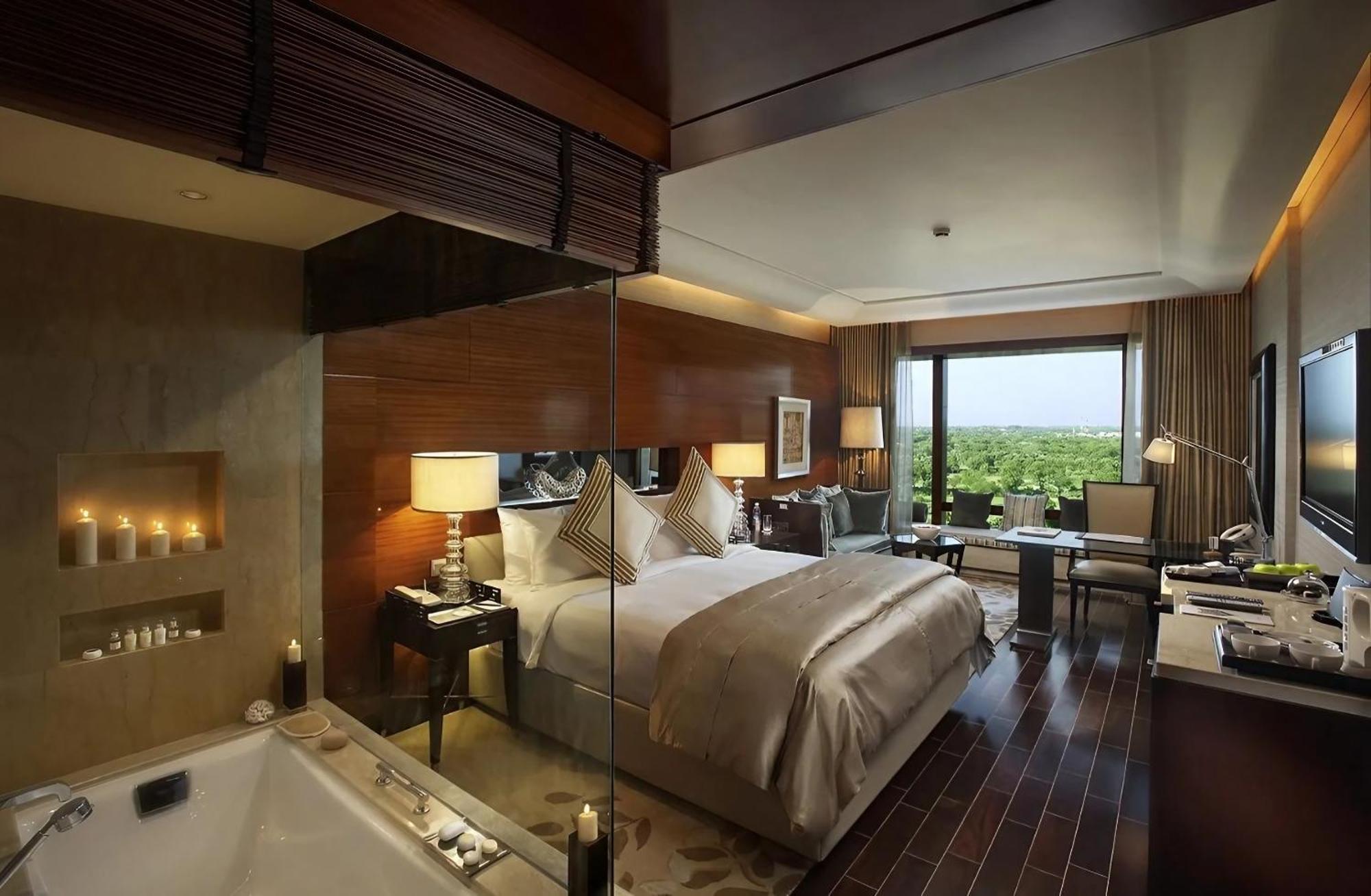 The Leela Ambience Gurugram Hotel & Residences - The Luxury Urban Sanctuary Gurgaon Exteriör bild A suite at the Taj Bengal