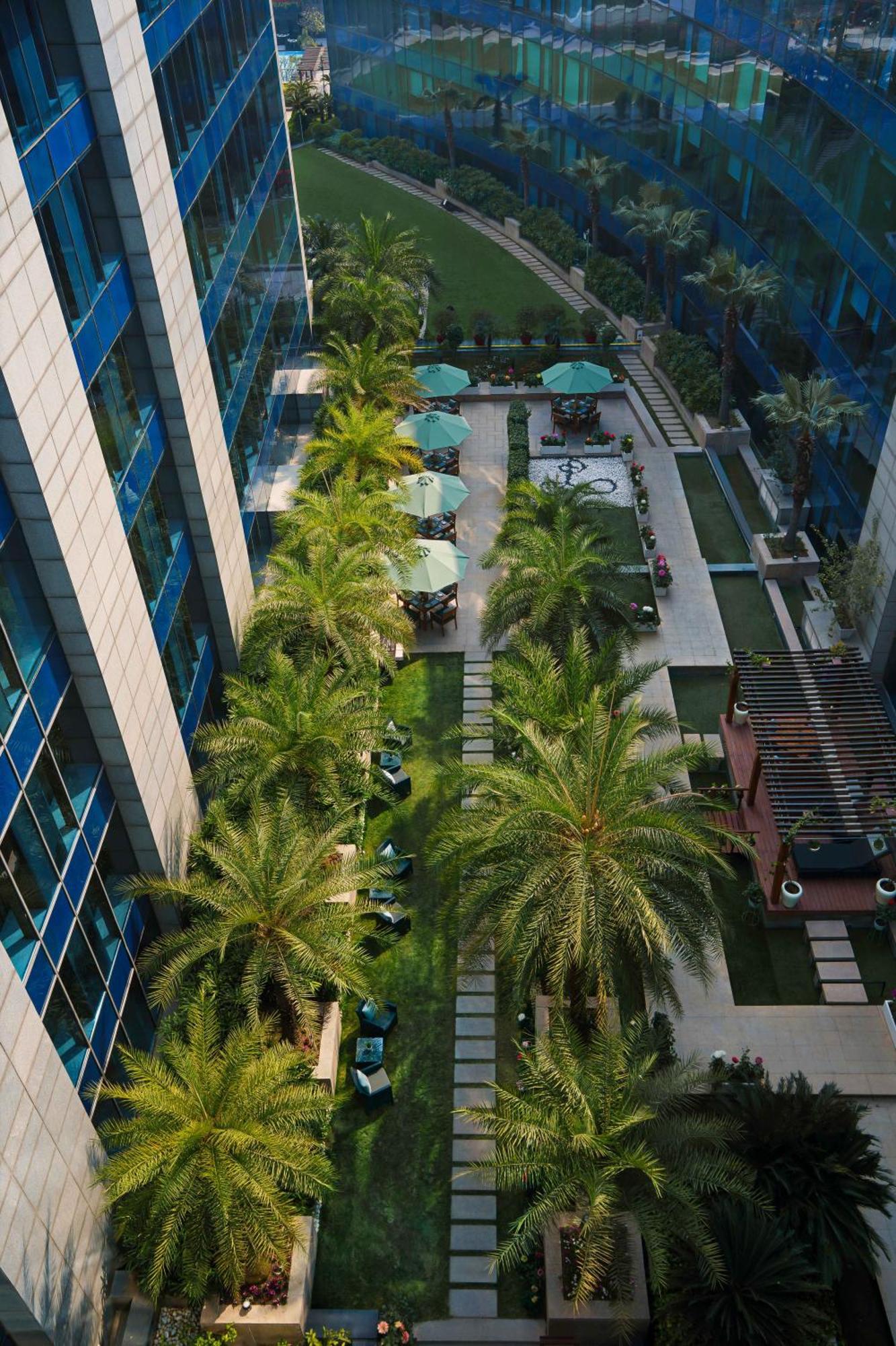 The Leela Ambience Gurugram Hotel & Residences - The Luxury Urban Sanctuary Gurgaon Exteriör bild The courtyard of the hotel