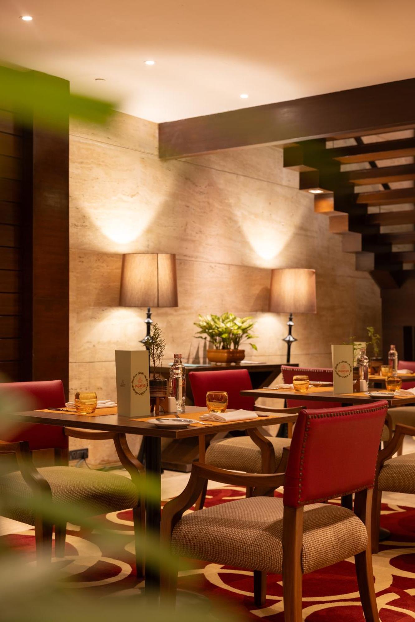 The Leela Ambience Gurugram Hotel & Residences - The Luxury Urban Sanctuary Gurgaon Exteriör bild The interior of the restaurant