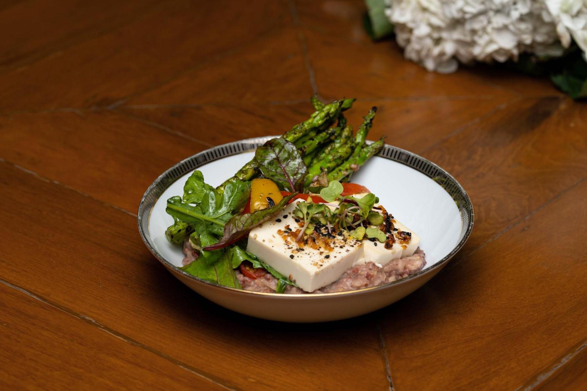 The Leela Ambience Gurugram Hotel & Residences - The Luxury Urban Sanctuary Gurgaon Exteriör bild A salad with tofu