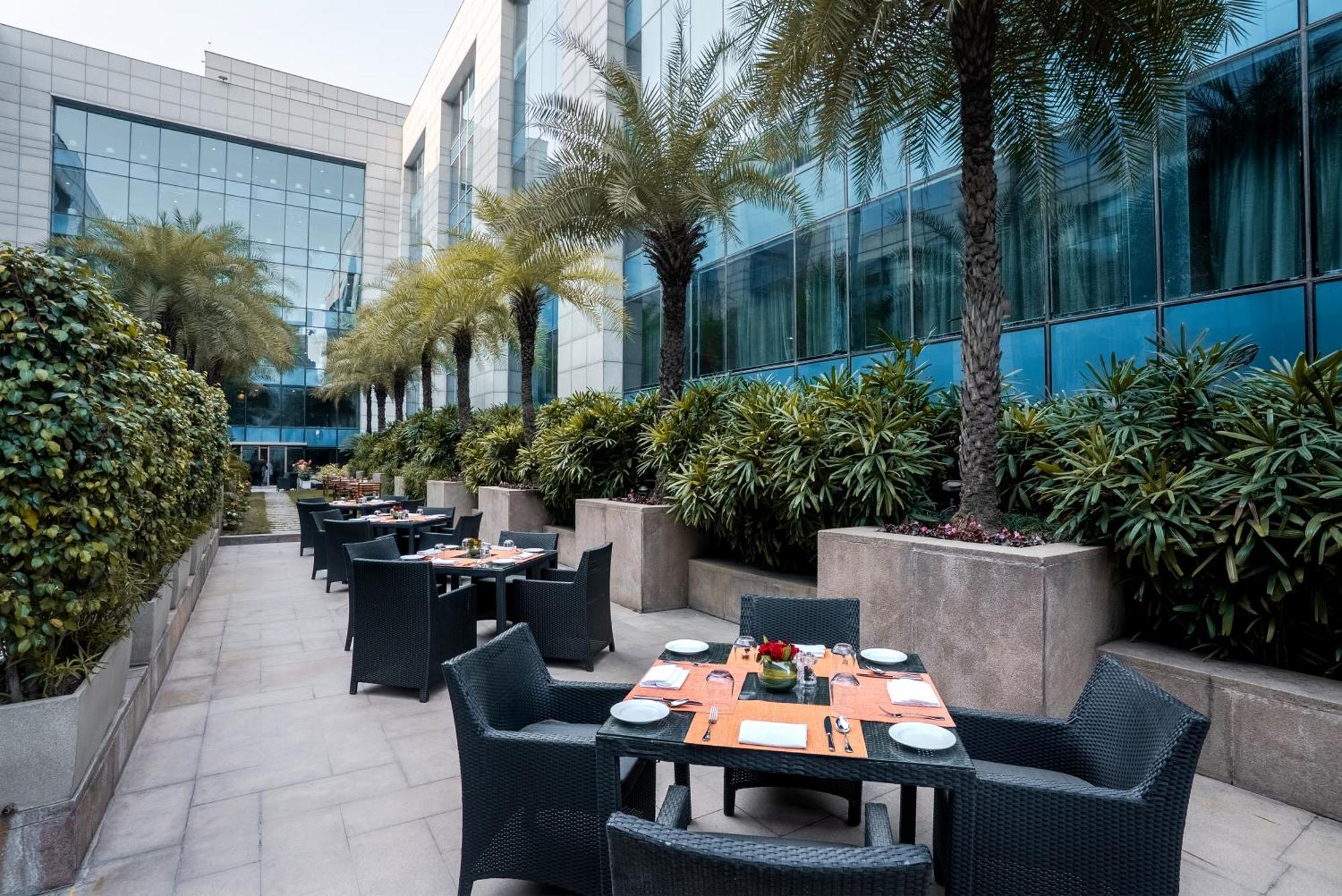 The Leela Ambience Gurugram Hotel & Residences - The Luxury Urban Sanctuary Gurgaon Exteriör bild The Park, New Delhi