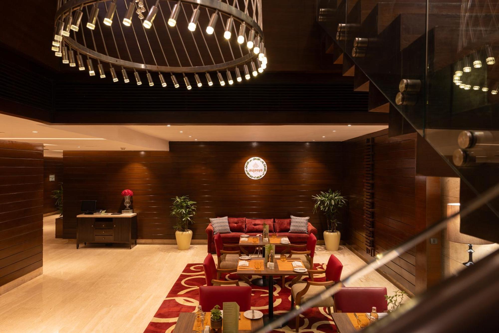 The Leela Ambience Gurugram Hotel & Residences - The Luxury Urban Sanctuary Gurgaon Exteriör bild Lobby
