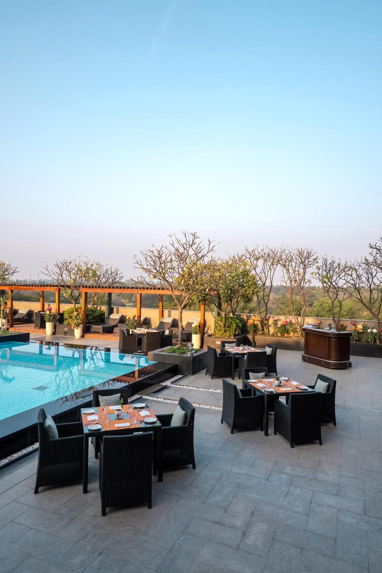 The Leela Ambience Gurugram Hotel & Residences - The Luxury Urban Sanctuary Gurgaon Exteriör bild The Park, New Delhi