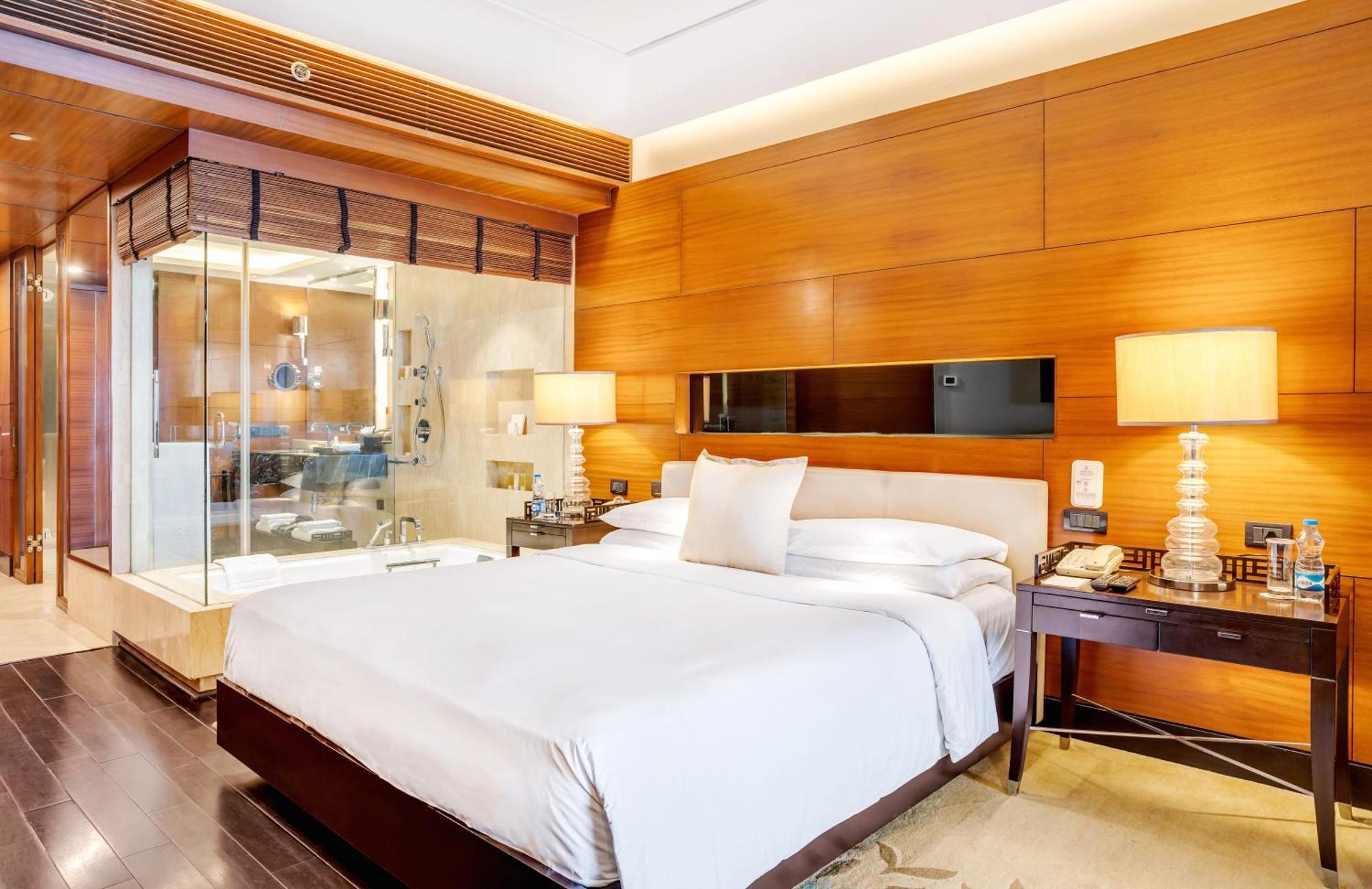 The Leela Ambience Gurugram Hotel & Residences - The Luxury Urban Sanctuary Gurgaon Exteriör bild